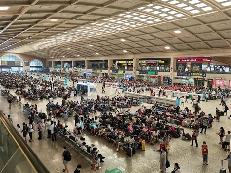 湖北武汉：汉口火车站迎来旅客暑运出行客流高峰-人民图片网