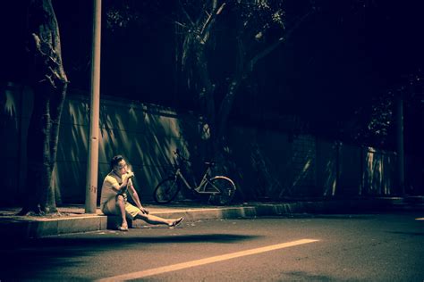 夜晚一个人孤独坐着的图片，一个人在夜晚寂寞孤独的图片-528时尚网