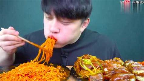 韩国吃播大嘴哥，吃面条和猪蹄肉，大口大口的吃，看起来真解馋