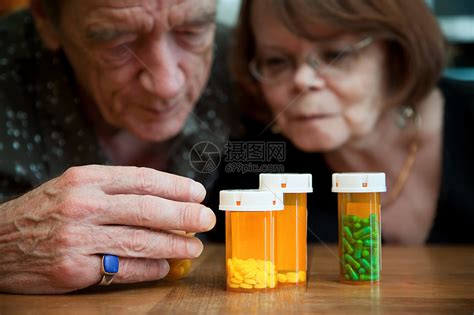 老年夫妇检查用药药物成年人胶囊瓶子丈夫标签处方男人妻子药品医疗高清图片下载-正版图片320448888-摄图网