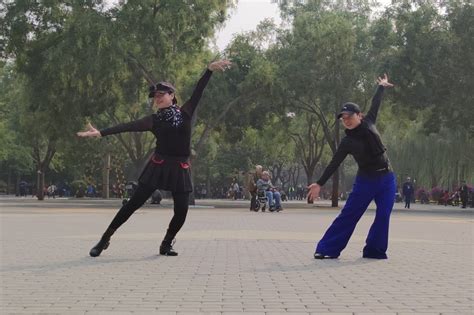 广场舞《站着等你三千年》舞曲很好听，姐妹俩跳得太棒了_凤凰网视频_凤凰网