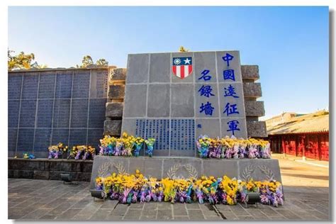 中国有一坟墓埋着四个日军军官，双手都被反绑，墓碑上刻着两个字