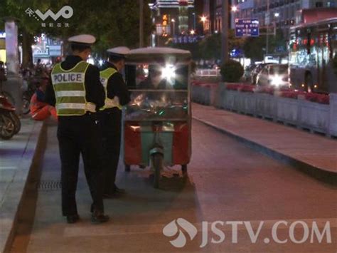 徐州市交巡警支队：一晚上查处近百起交通违法行为