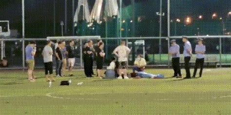 海口一足球场内，男子踢球时突然晕倒猝死！_手机新浪网