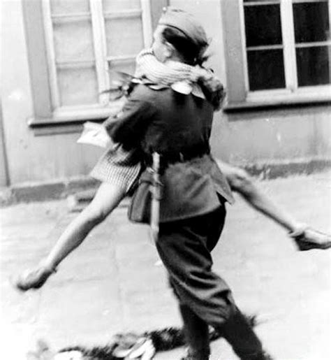 二战老照片：三名漂亮的德军女兵横尸街头，即将被枪毙的苏联士兵|德军|苏联|士兵_新浪新闻