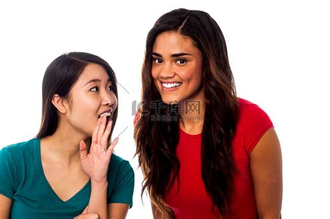 两个漂亮的年轻女孩闲聊高清摄影大图-千库网