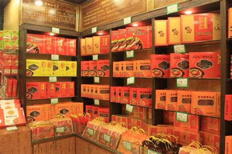 香港这家经营40多年的腊味铺，店内销售十几种手工腊肠_凤凰网视频_凤凰网