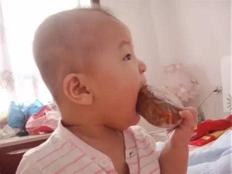 中秋节女生吃月饼高清图片下载-正版图片501035777-摄图网