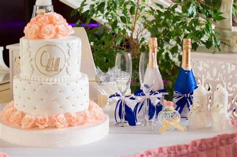 带玫瑰的甜蜜婚礼蛋糕高清图片下载-正版图片502809659-摄图网