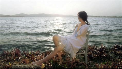 海边看风景的女孩唯美意境壁纸-壁纸图片大全