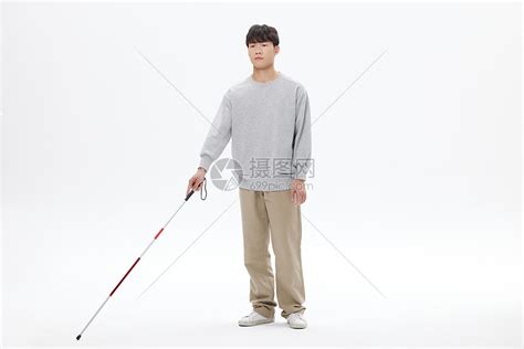 视障盲人男性使用盲杖探路高清图片下载-正版图片501997309-摄图网