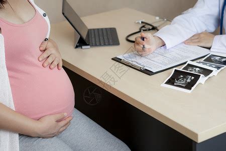 医生给孕妇看诊高清图片下载-正版图片302571617-摄图网