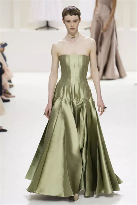 那些最美的仙女裙 我们在Dior秀场找到了_时尚圈_潮流服饰频道_VOGUE时尚网