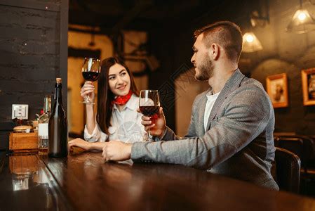 情侣在酒吧喝酒干杯高清图片下载-正版图片302543486-摄图网