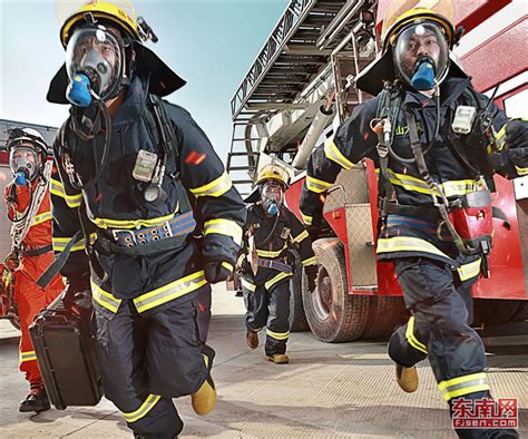 致敬中国消防官兵——人民的英雄 消防员是和平年代最危险的职|90后|00后|消防员_新浪新闻