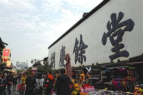 到杭州旅游必去的河坊街，百年老铺老字号随处可见__凤凰网