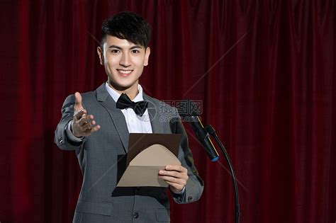 李冲斩获2018年度最受欢迎男主持人_娱乐_环球网