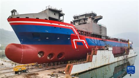 江西九江：万吨级远洋通信海缆铺设船下水__财经头条