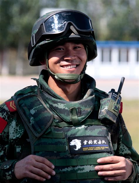 人民武装警察特警 雪豹突击队中队长，人民生命安全的坚强后盾
