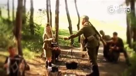 俄罗斯少女身着军装唱响苏联军歌《喀秋莎》_手机新浪网