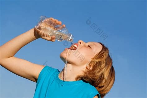 儿童喝水png图片免费下载-素材7yQUaqUjj-新图网
