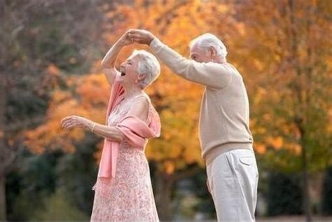 轮椅,老年男人,妻子,痴呆症,家庭护理,丈夫,老年伴侣,英国,老年人,老年女人,摄影素材,汇图网www.huitu.com