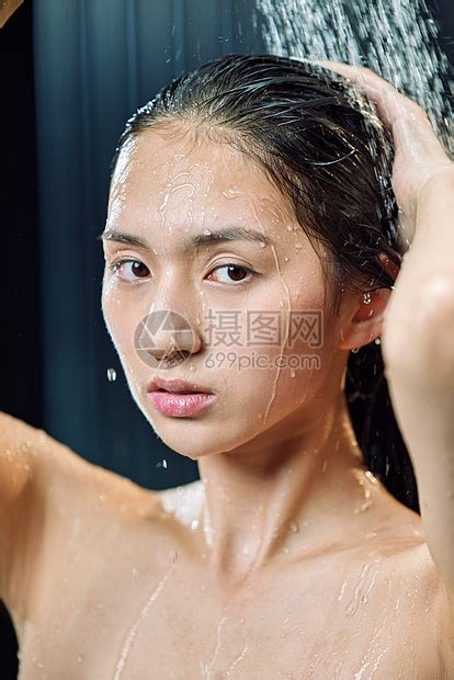 淋浴的年轻女人高清图片下载-正版图片507646868-摄图网