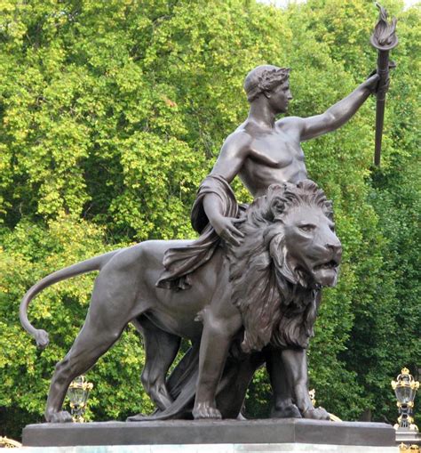 英国，白金汉宫前的雕像有什么寓意？ - 知乎