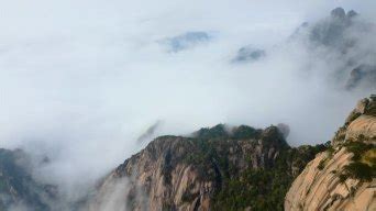 黄山美景：航拍黄山顶峰，雨雾缥缈，仿佛触手碰云雾！_腾讯视频