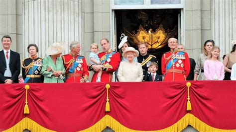 英国王妃凯特又生一名小王子，女王四世同堂全家福阵容庞大