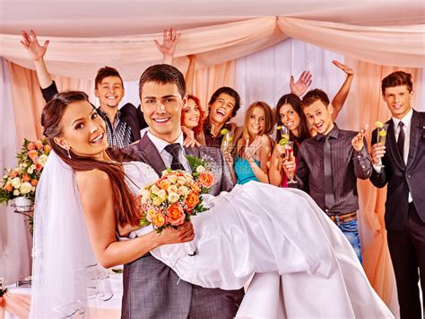 Groom带着新娘在婚礼上以群体背景为高清图片下载-正版图片502609518-摄图网