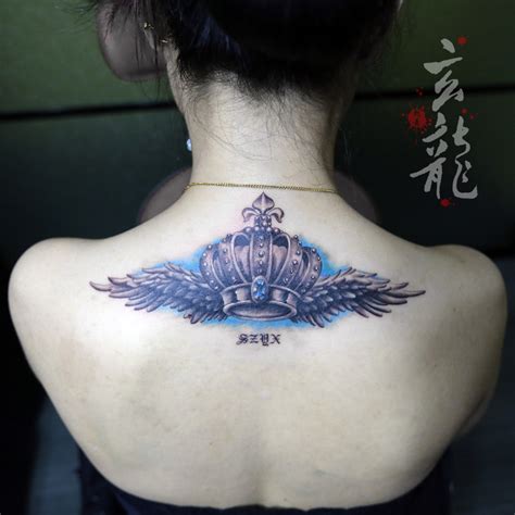 杭州纹身玄龙作品：女生美女后背皇冠翅膀纹身图案|纹身图案大全|女人纹身图案大全|男人纹身图案大全|纹身图案下载|纹身图案吧