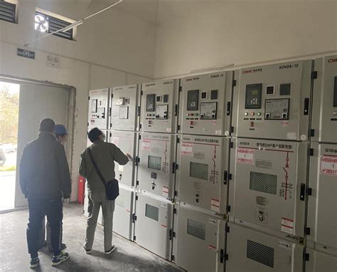 邢台123：河北邢台市区首次带电更撤电线杆