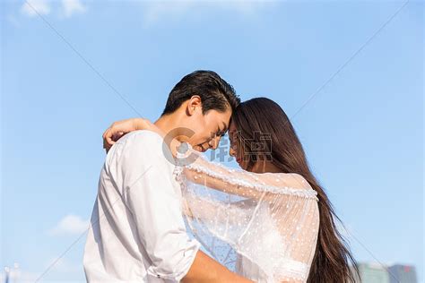 女子抚摸男友脸颊接吻图片-情侣接吻特写素材-高清图片-摄影照片-寻图免费打包下载