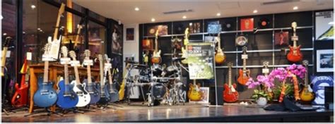 青年音乐家在乐器店选购乐器高清图片下载-正版图片302597222-摄图网