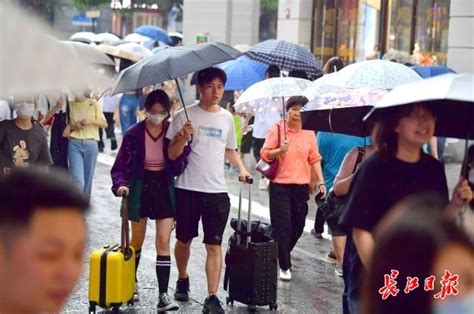 小雨挡不住游人逛街的脚步凤凰网湖北_凤凰网