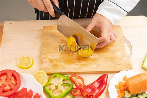 男人厨房切菜做饭烹饪图片-包图网