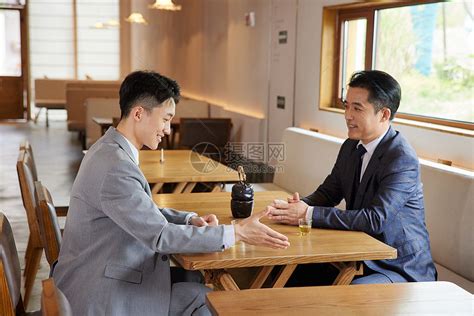 边喝茶边谈生意的商业人士高清图片下载-正版图片507715402-摄图网