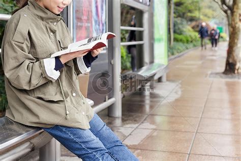 公交亭边等车边看书的女生摄影图3571*2381图片素材免费下载-编号636467-潮点视频