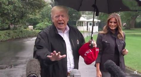 特朗普撑伞前面走妻儿淋雨跟在后 外媒：太不绅士！_凤凰资讯