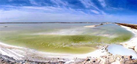 死海是盐度超高的盐湖，盐分会在一些地方反复结晶成为盐柱……