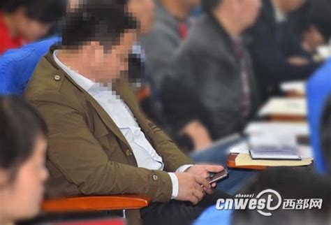 陕西安康公开4名官员开会看手机画面(组图)_手机凤凰网