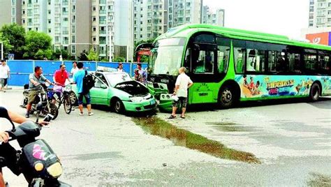 围挡遮视线致公交撞的士 此处一天发生3起车祸_武汉_新闻中心_长江网_cjn.cn