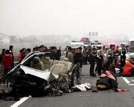 四川成自泸高速车祸 仁寿境内18车追尾致8死26伤|交通事故 - 驾照网