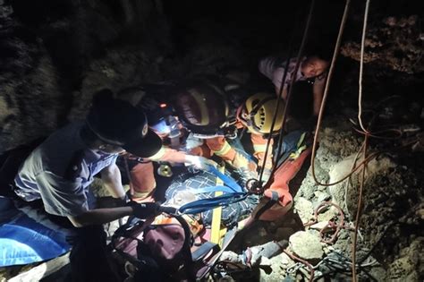男子探险坠入20米深洞 平塘警方紧急营救-新华网