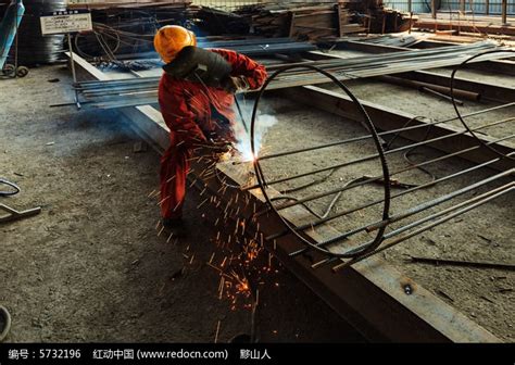 电焊工在操作高清图片下载_红动中国