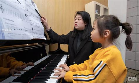 钢琴老师在指导女孩练琴高清图片下载-正版图片502065919-摄图网