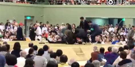 市长台上晕倒 日本相扑协会竟因禁忌让女护士下来_手机新浪网