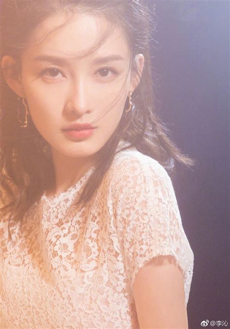 李沁甜美女生头像