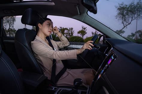 女性司机疲劳驾驶高清图片下载-正版图片501435180-摄图网